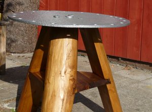 rustikaler Holztisch mit Stahlplatte